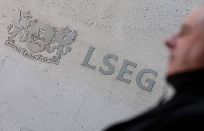 ارتفاع "فوتسي 100" طفيفًا مدفوعًا بمكاسب قطاع الطاقة