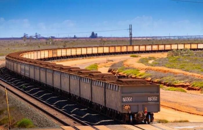 أسعار خام الحديد تتراجع عالمياً بعد تخفيف الصين قيود الاستيراد