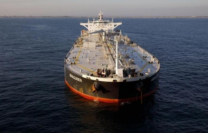 النفط الأمريكي يبدأ الأسبوع فوق 100 دولار.. وبرنت يتجاوز 106 دولارات