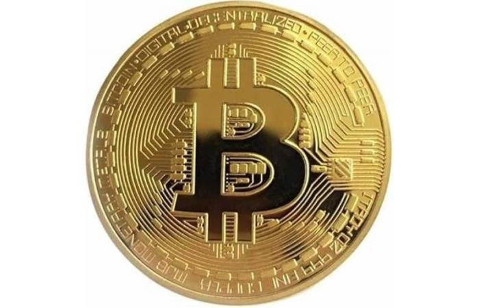 البيتكوين تلامس 74 ألف دولار