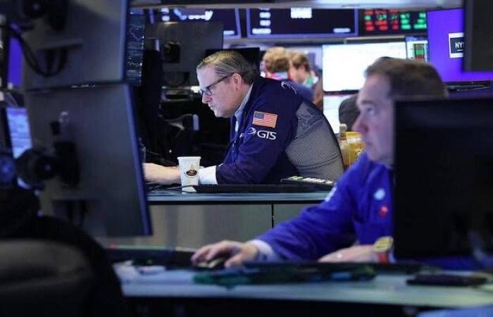 ارتفاع عقود "وول ستريت" الآجلة مدفوعة بانخفاض أسعار النفط