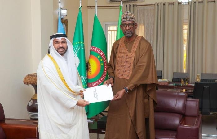 أخبار قطر | وزير الشؤون الخارجية بجمهورية مالي يتسلم نسخة من أوراق اعتماد سفير دولة قطر | عيون الجزيرة قطر