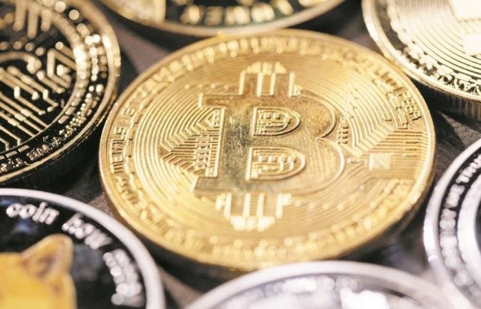 العملات المشفرة تحافظ على مكاسبها.. والبيتكوين عند 74250 دولاراً
