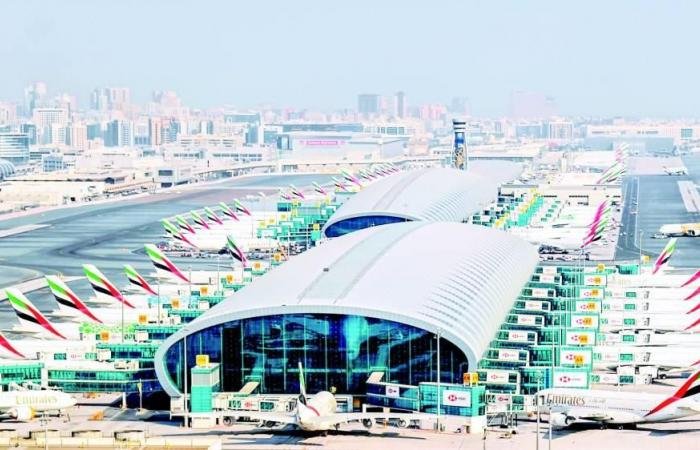 مطار دبي يودّع مسافريه بالهدايا.. «شكراً لصبركم.. سلامتكم أولوية»