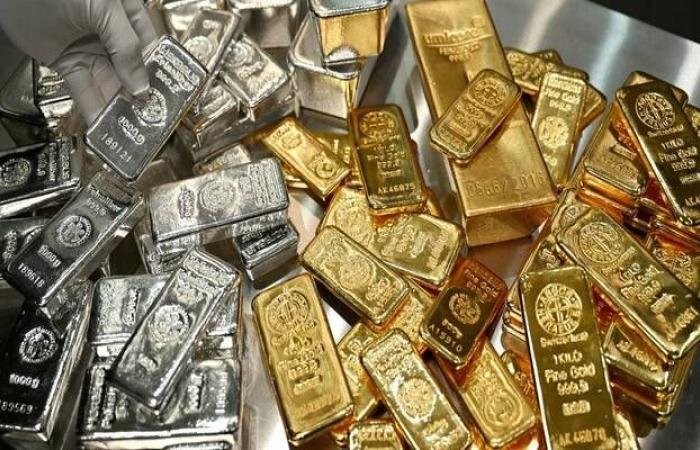 تراجع أسعار الذهب والفضة متأثرة بحرب إيران وقرارات البنوك المركزية