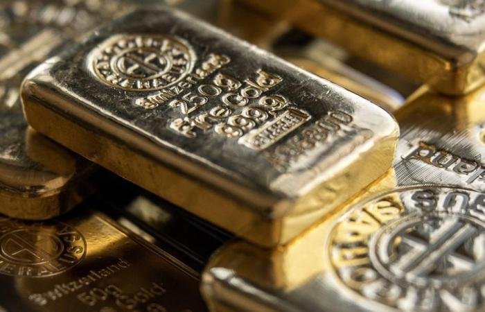 الذهب يرتد من أدنى مستوى في شهر.. والعقود الآجلة دون 4860 دولاراً