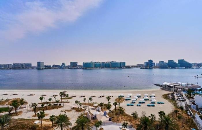 «ميرال» تفتتح شاطئ «ياس باي الشرقي» في أبوظبي
