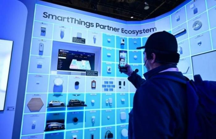 سامسونغ تستحوذ على 35% من مبيعات شاشات العرض التجارية 2025