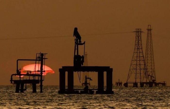 النفط ينخفض.. و«برنت» بـ 101 دولار