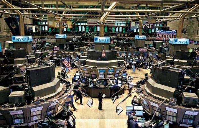 انخفاض عقود "وول ستريت" الآجلة بعد ارتفاع أسعار النفط