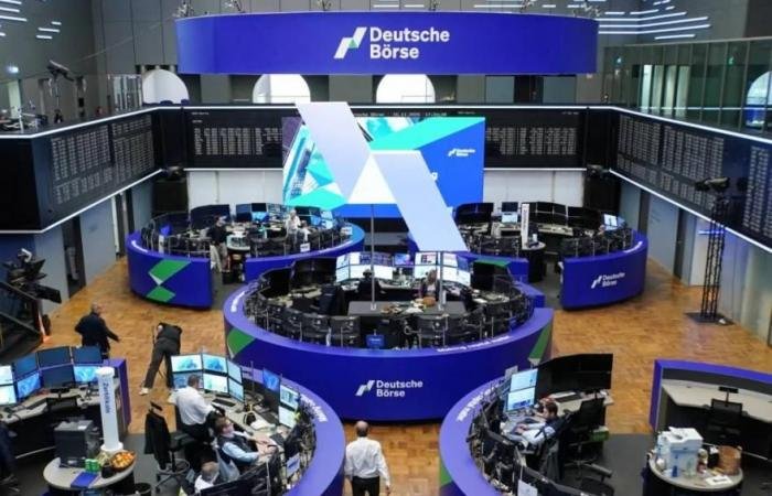 أسهم أوروبا تتراجع مع ترقب قرار «المركزي»