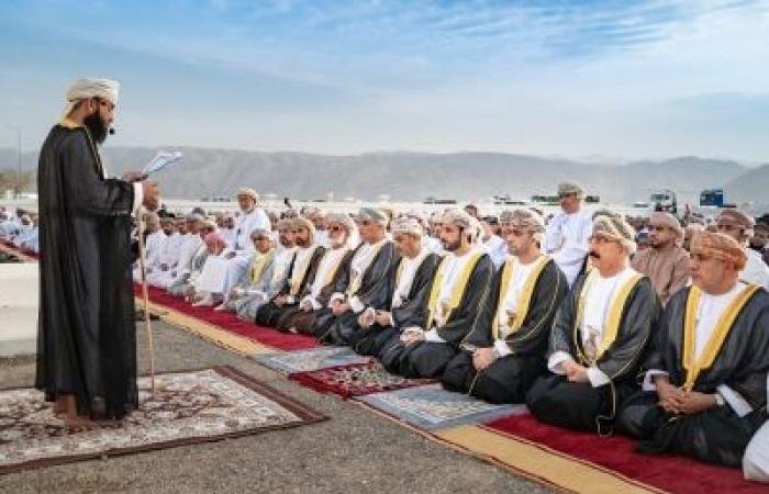 أخبار سلطنة عمان | محافظ الظاهرة يؤدي صلاة عيد الفطر المبارك | عيون الجزيرة الاخبارية عمان