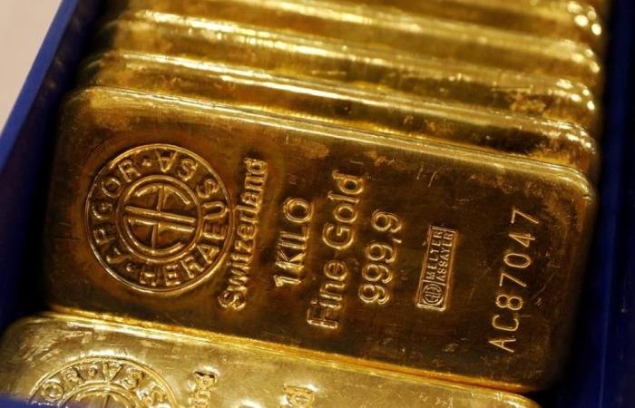 الذهب يتجه لثالث انخفاض أسبوعي.. والأونصة ترتفع قليلاً في بداية تعاملات اليوم الجمعة