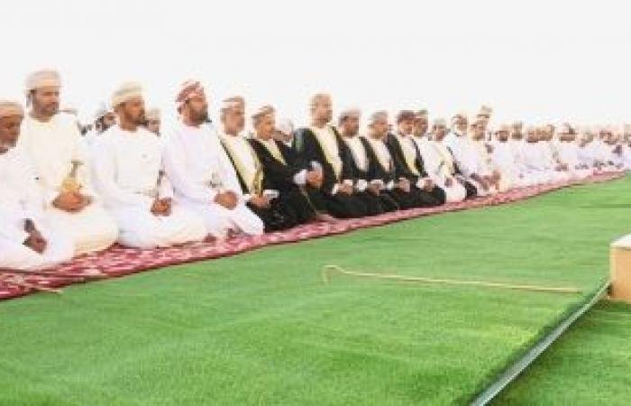 أخبار سلطنة عمان | محافظ الوسطى يؤدي صلاة عيد الفطر المبارك | عيون الجزيرة الاخبارية عمان