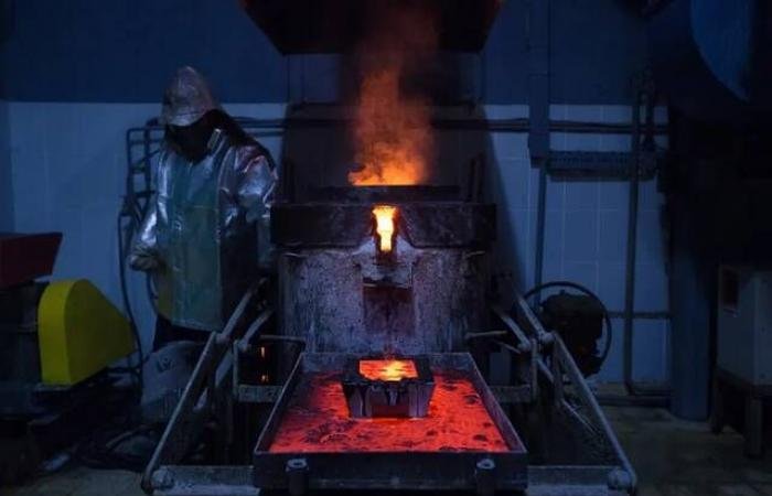 ملياردير كازاخستاني يستحوذ على عملاق الذهب "ألتينالماس"