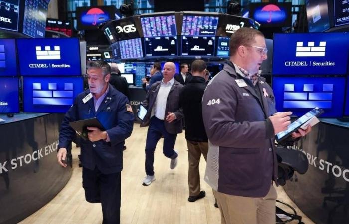 «وول ستريت» تتراجع مع ارتفاع النفط وتطورات الحرب