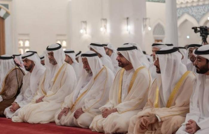 الامارات الان | سلطان يؤدي صلاة عيد الفطر المبارك في مسجد الشارقة | عيون الجزيرة الامارات