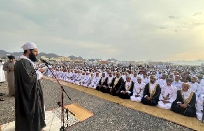 أخبار سلطنة عمان | محافظ الداخلية يؤدي صلاة عيد الفطر | عيون الجزيرة الاخبارية عمان
