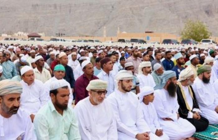 أخبار سلطنة عمان | محافظ مسندم يؤدي صلاة عيد الفطر السعيد | عيون الجزيرة الاخبارية عمان