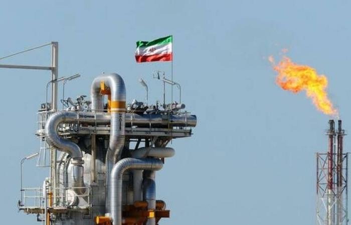 وزير أمريكي: رفع العقوبات عن نفط إيران سيتيح وصوله للموانئ