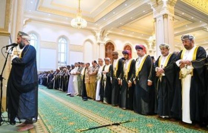 أخبار سلطنة عمان | محافظ ظفار يؤدي صلاة عيد الفطر السعيد | عيون الجزيرة الاخبارية عمان