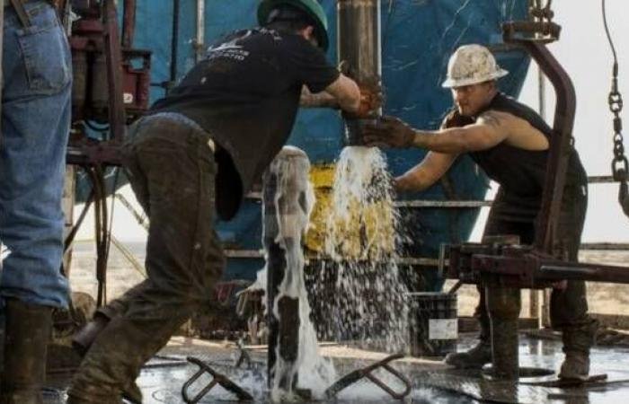 النفط يقفز ويسجل أعلى سعر تسوية منذ يوليو 2022