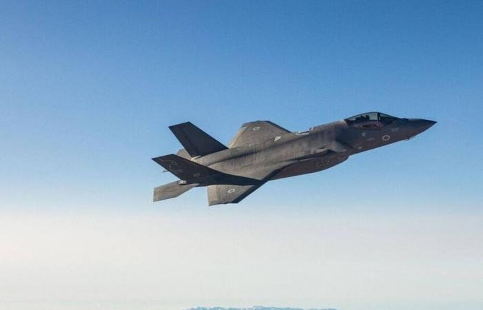 الجيش الإسرائيلي: إحدى مقاتلاتنا تعرضت لهجوم بصاروخ أرض-جو خلال عملية في أجواء إيران | عيون الجزيرة