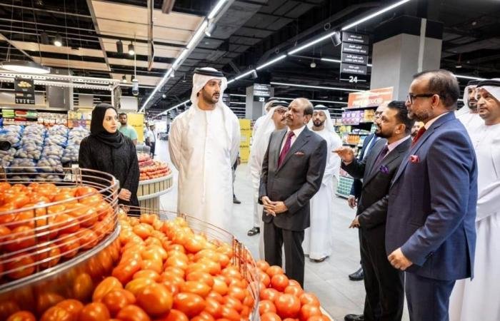 عبدالله بن طوق يتفقد وفرة السلع في «لولو هايبر ماركت» الشارقة