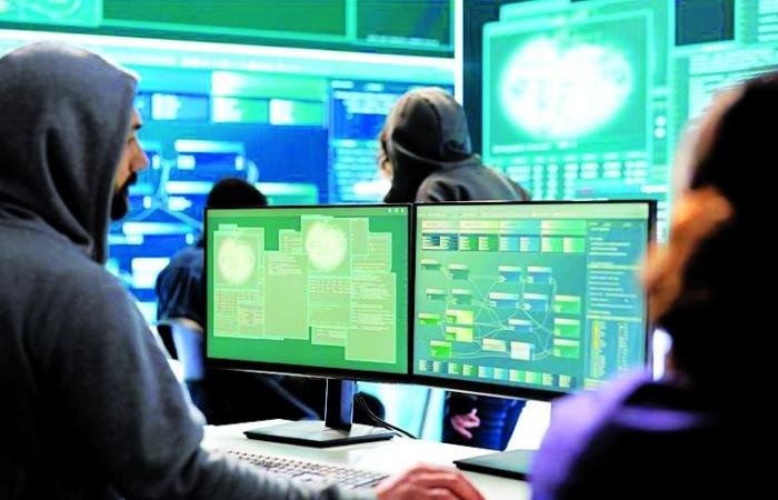 أخبار قطر | الداخلية توضح أساليب تفادي الهجمات على الهواتف والحواسيب | عيون الجزيرة قطر