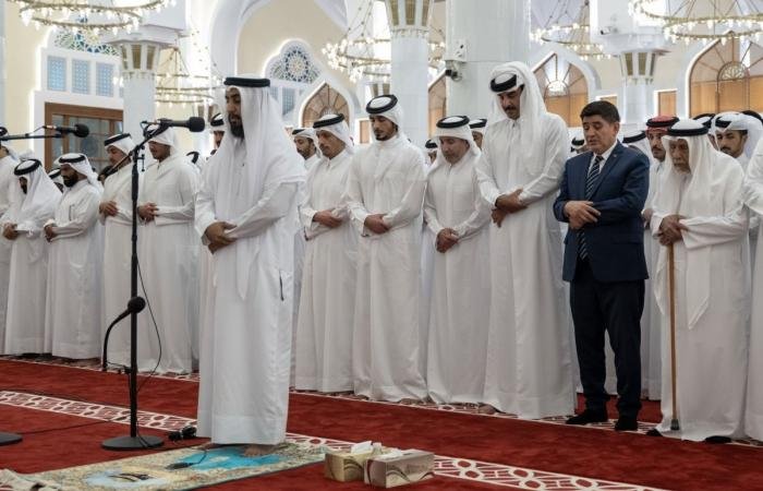 أخبار قطر | سمو الأمير يؤدي صلاة الجنازة على شهداء سقوط مروحية قطرية | عيون الجزيرة قطر