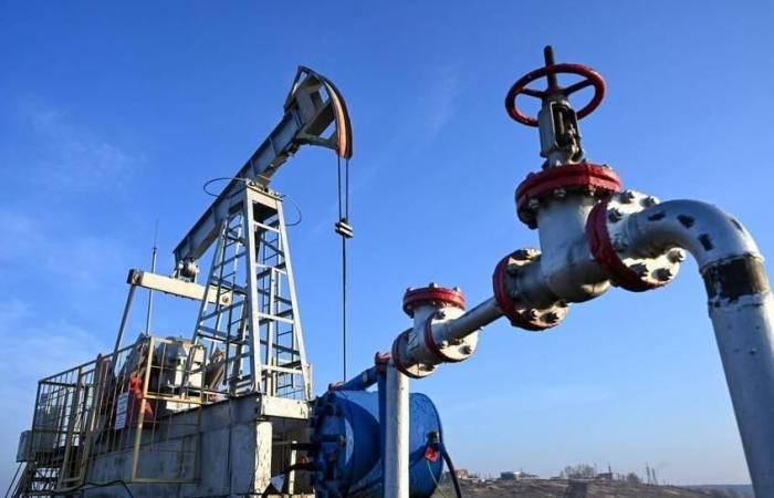 النفط يتراجع 10% بعد مباحثات أمريكا وإيران