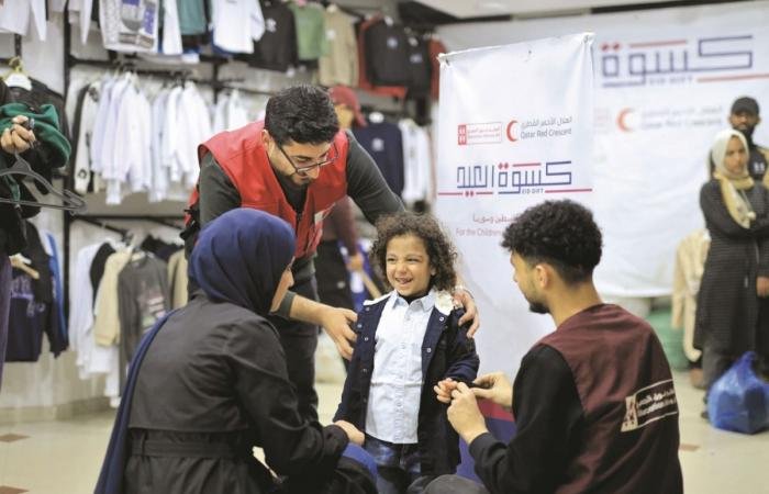 أخبار قطر | «التعليم فوق الجميع» توزع الملابس على أطفال غزة | عيون الجزيرة قطر