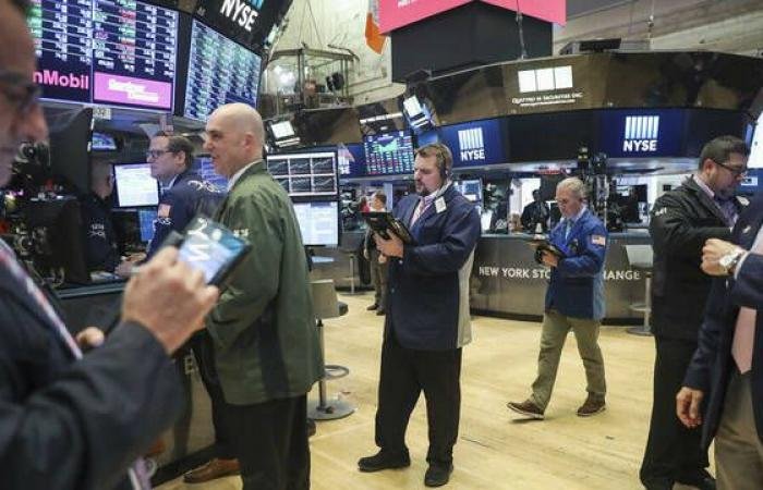 مؤشر الخوف يكبّل الأسواق.. ومتداولو "وول ستريت" يترقبون أدلة الأمان