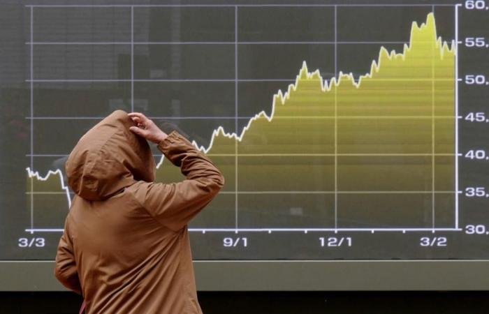 التردّد يصيب الأسهم الآسيوية وسط تفشي حالة عدم اليقين 