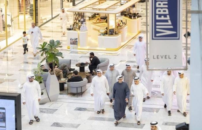 الامارات الان | منصور بن زايد يتجول في «غاليريا مول» بأبوظبي | عيون الجزيرة الامارات