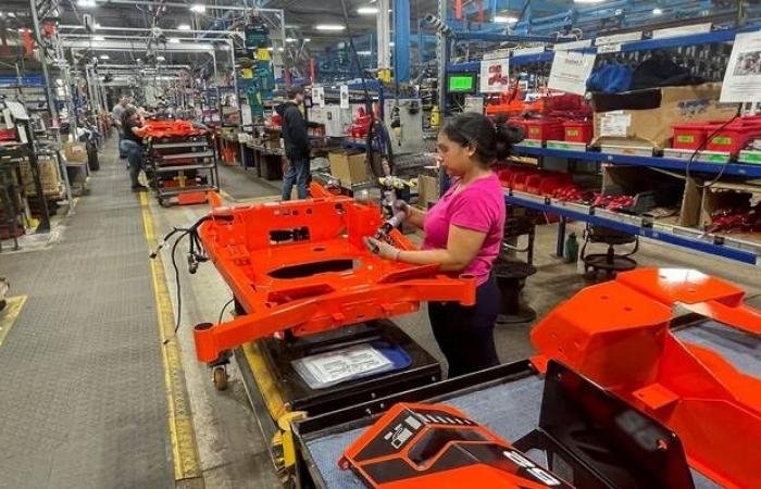 تباطؤ النشاط التجاري الأمريكي إلى أدنى مستوياته في 11 شهرًا