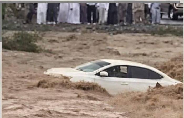 الامارات الان | شرطة الفجيرة: نجاة قائد مركبة قبل انجرافها في أحد الأودية | عيون الجزيرة الامارات