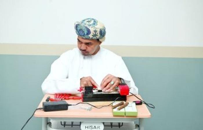 أخبار سلطنة عمان | وليد الهاشمي. .. كفيف يتحدى الظلام ويبدع في النحث على الخشب | عيون الجزيرة الاخبارية عمان