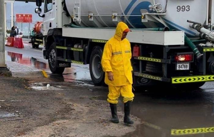 الامارات الان | بلدية دبا الحصن تكثف جهودها لتصريف مياه الأمطار وتعزيز سلامة الطرق | عيون الجزيرة الامارات