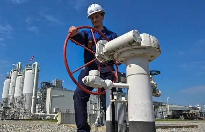 الاتحاد الأوروبي يدعو لملء خزانات الغاز مبكراً