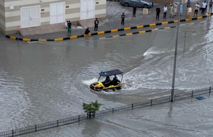 الامارات الان | الشارقة.. مركبات برمائية متطورة لمواجهة تداعيات الحالة ا​لجوية | عيون الجزيرة الامارات