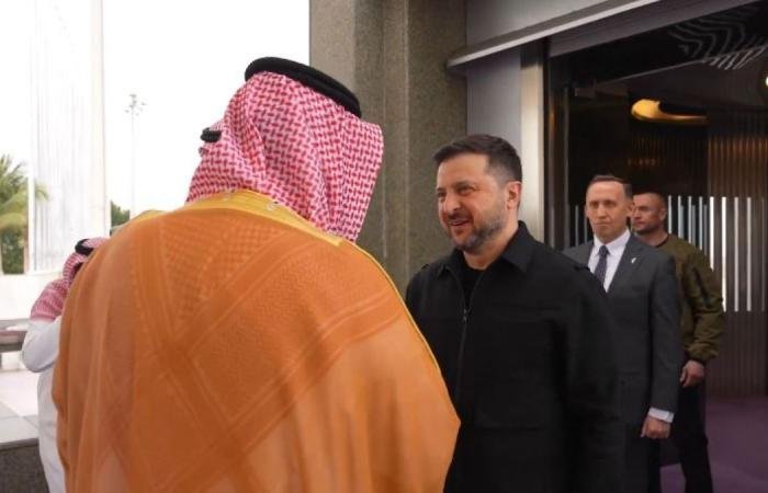 زيلينسكي: وصلت إلى السعودية لحضور اجتماعات مهمة | عيون الجزيرة