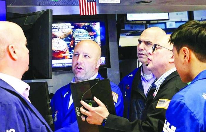 «وول ستريت» تتراجع رغم تمديد ترامب مهلة المفاوضات مع إيران