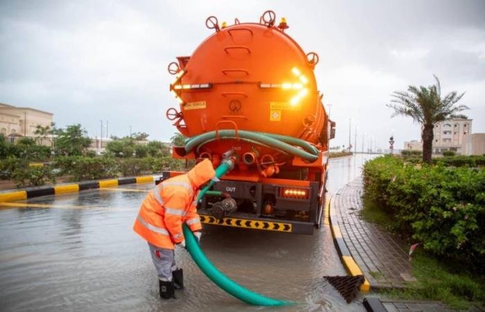 الامارات الان | بلدية الحمرية تفعل خطة الطوارئ لمواجهة الأمطار وسحب التجمعات المائية | عيون الجزيرة الامارات