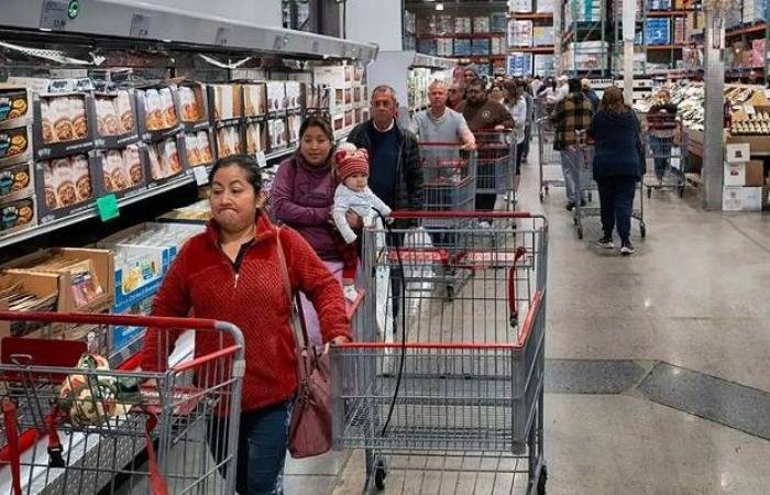 تراجع مؤشر ثقة المستهلكين الأمريكيين يتجاوز التوقعات في مارس