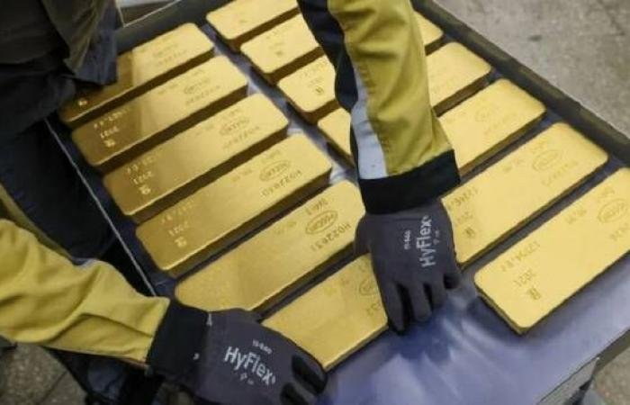 الذهب يقفز 2% لكنه يتجه لخسارة أسبوعية رابعة