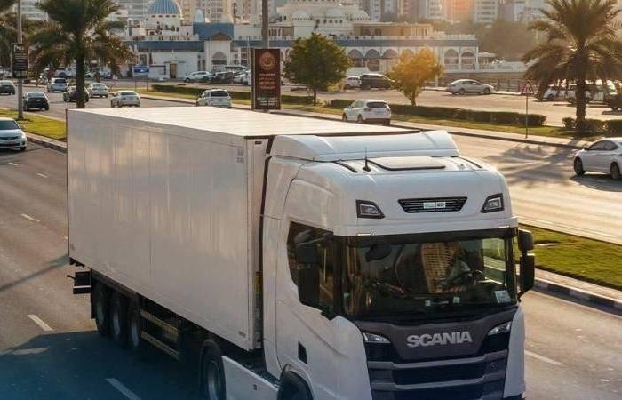 الامارات الان | شرطة الشارقة تدعو السائقين للالتزام بالمسارات البديلة لتسيير الشاحنات مؤقتاً | عيون الجزيرة الامارات