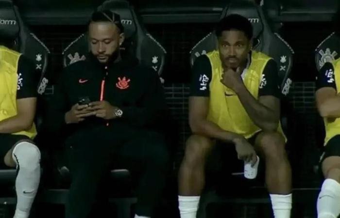 الرياضة الان | ديباي يواجه عقوبة بسبب استخدامه الهاتف في دكة الاحتياط | عيون الجزيرة الرياضي