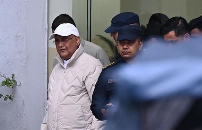 القبض على رئيس وزراء نيبال السابق بسبب قتلى احتجاجات الجيل زد | عيون الجزيرة