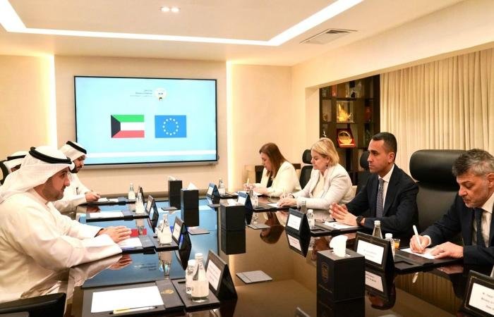 أخبار الكويت | وكيل الدفاع: الكويت حريصة على ترسيخ شراكتها الاستراتيجية مع الاتحاد الأوروبي | عيون الجزيرة الكويت